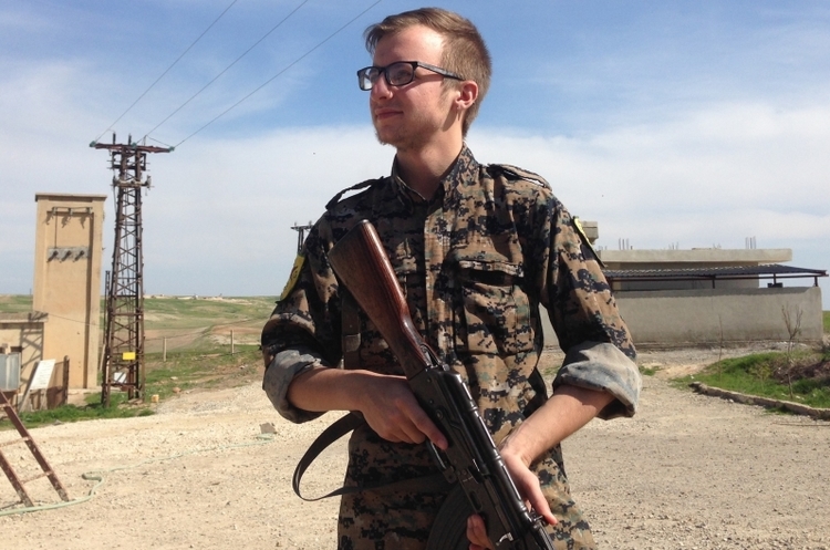 Американець Лукас Чепмен провів сім місяців у Сирії в якості добровольця курдської міліції (YPG) «Захистити нафту Сирії»: як місія Трампа стала мемом