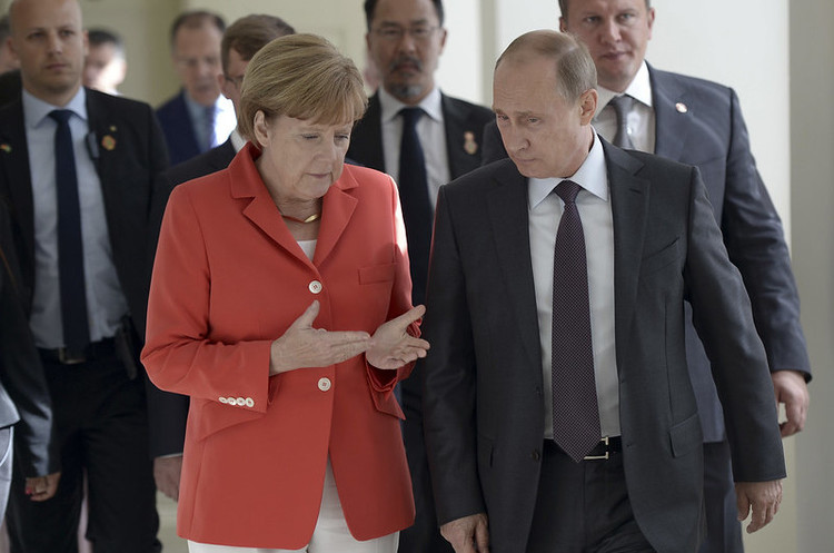 Ангела Меркель, Владімір Путін Меркель та Путін обговорили «нормандський саміт»