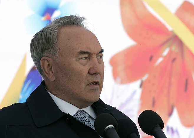 Нурсултан Назарбаєв Назарбаєв запропонував організувати зустріч Зеленського із Путіним