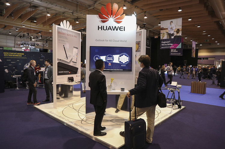 Huawei фінансово подякує своїм працівникам за те, що допомогли впоратись з санкціями США Huawei фінансово подякує своїм працівникам за те, що допомогли впоратись з санкціями США