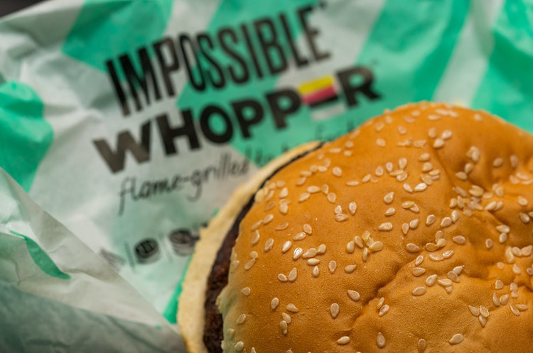 На Burger King подали до суду через обман веганів - штучне та справжнє м’ясо там готують разом На Burger King подали до суду через обман веганів - штучне та справжнє м’ясо там готують разом