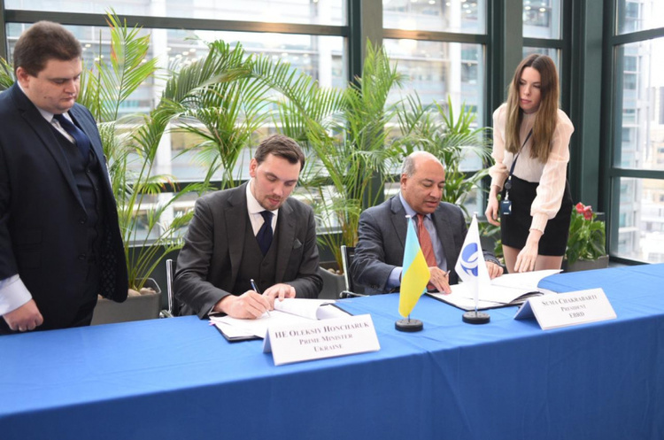 kmu.gov.ua Прем'єр Гончарук підписав угоди щодо 900 млн євро інвестицій в ремонт українських доріг
