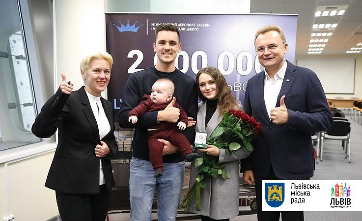 https://city-adm.lviv.ua Львівський аеропорт привітав рекордного 2-мільйонного пасажира за цей рік
