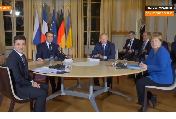 via REUTERS Reuters: Зеленський і Путін під час першої зустрічі не потиснули один одному руки