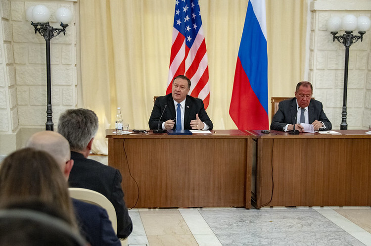 Майк Помпео, Сергій Лавров Помпео з Лавровим говорили про втручання РФ в американські вибори
