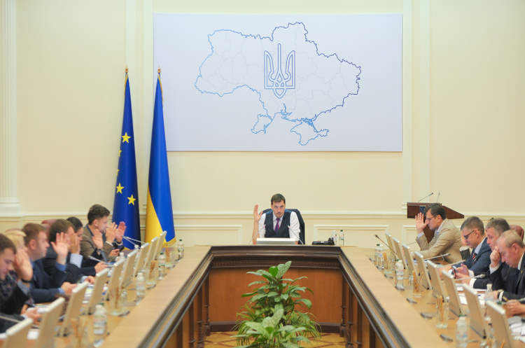 Кабмін хоче скасувати залежність зарплат від прожиткового мінімуму Кабмін хоче скасувати залежність зарплат від прожиткового мінімуму