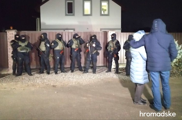 Справа Шеремета: вночі правоохоронці обшукали будинок Юлії Кузьменко, волонтерку затримали Справа Шеремета: вночі правоохоронці обшукали будинок Юлії Кузьменко, волонтерку затримали