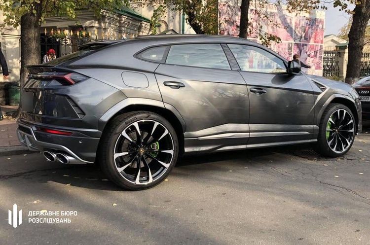 ДБР заарештувало шість елітних авто Микитася ДБР заарештувало шість елітних авто Микитася