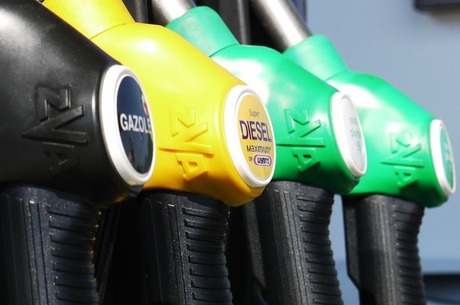 Оператори АЗС знизили ціни на бензин