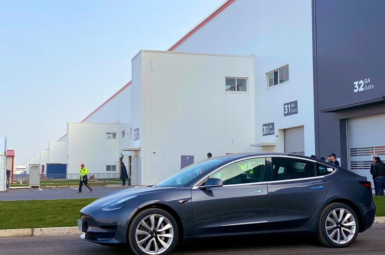 Перші авто і освідчення в коханні: Tesla поставила клієнтам перші зроблені в Китаї електрокари Перші авто і освідчення в коханні: Tesla поставила клієнтам перші зроблені в Китаї електрокари