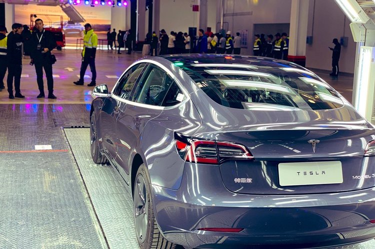 Китайський завод Tesla випускає 1000 електрокарів на тиждень Китайський завод Tesla випускає 1000 електрокарів на тиждень