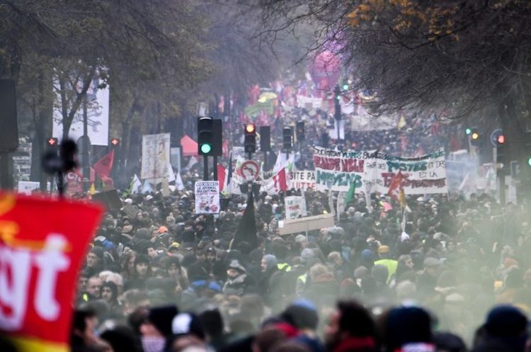 фото leftvoice.org/ Teller Report Страйк у Франції побив рекорд за тривалістю, Макрон підливає олію у вогонь