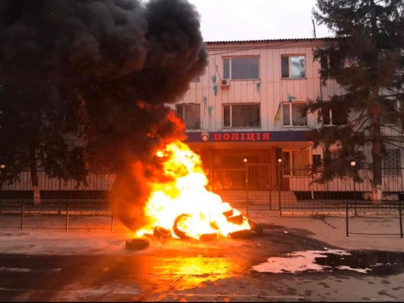 У Каховці тривають мітинги щодо резонансного вбивства – люди вимагають справедливого розслідування У Каховці тривають мітинги щодо резонансного вбивства – люди вимагають справедливого розслідування