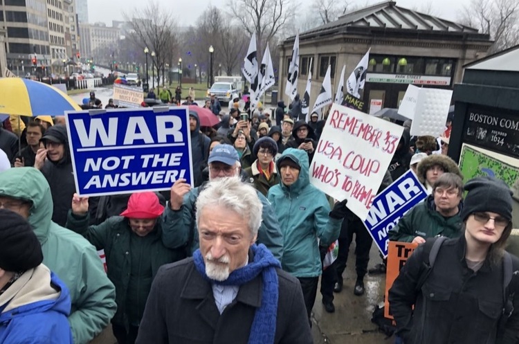 фото Bruce Gellerman/WBUR «Солідарність з Іраном та Іраком»: в містах США пройшли мітинги проти війни