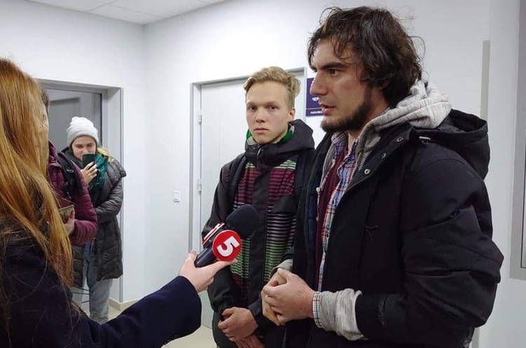 Один із затриманих активістів Леонід Овчаренко МВС «майже» вибачилося за ситуацію з російською блогеркою Мітрошиною