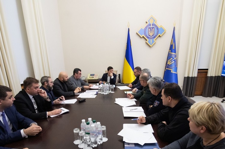 Зеленський провів нараду із оперативним штабом щодо катастрофи «боїнга» МАУ Зеленський провів нараду із оперативним штабом щодо катастрофи «боїнга» МАУ