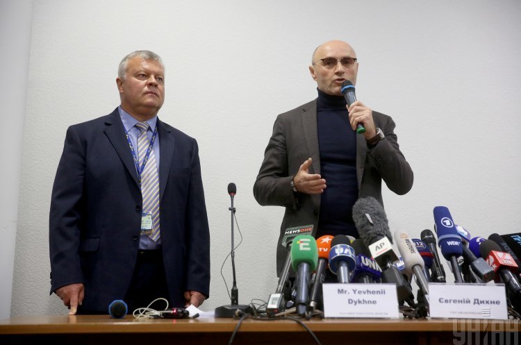 Віце-президент авіакомпанії МАУ з льотної роботи Ігор Сосновський (ліворуч) та президент МАУ Євгеній Дихне Український «боїнг» отримав дозвіл на зліт та не відхилявся від курсу, заданого диспетчером – МАУ