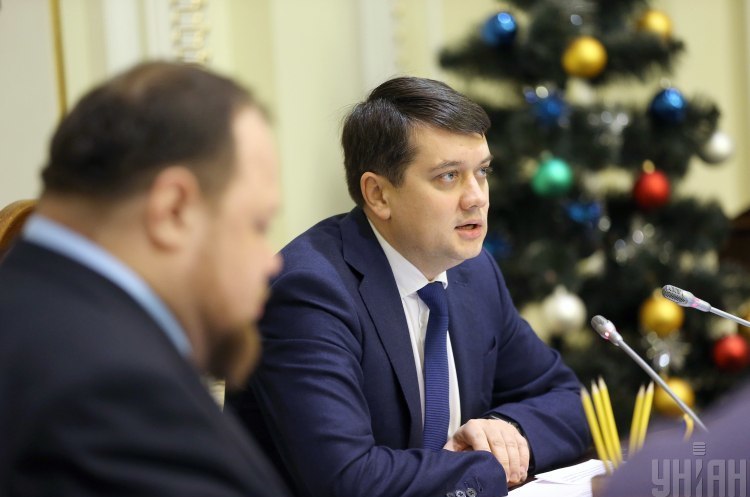 Голова ВР ІХ скликання Дмитро Разумков Разумков доручив Стефанчуку розробити зміни до 13 законів для приведення їх у відповідність до Конституції