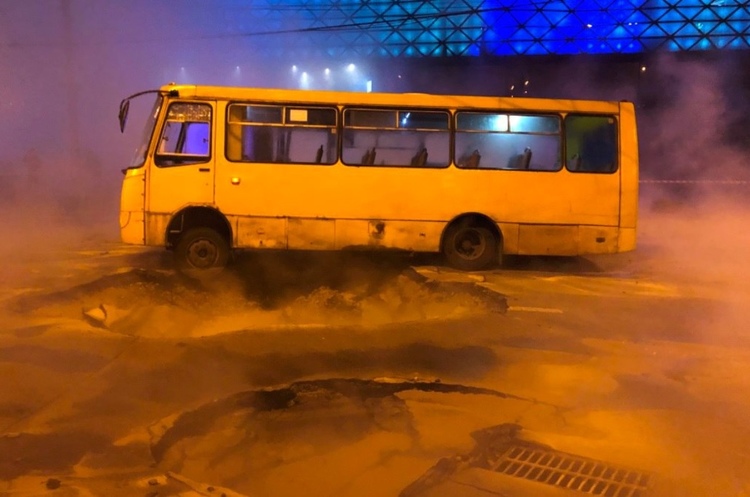 Фото: Facebook / КАРС «Київська служба порятунку» Випадок з проривом міської тепломережі біля ТРЦ «Оcean Plaza» врегульовує страхова компанія «ІНГО Україна»