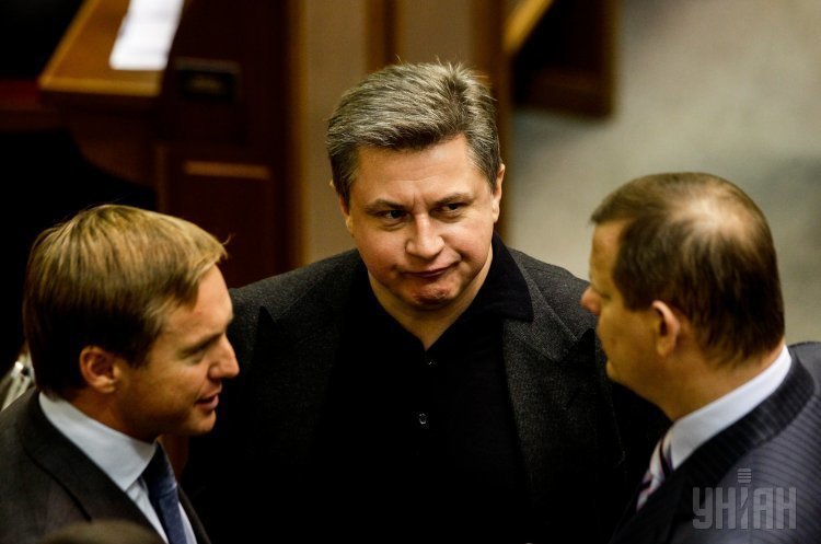 Олексій Азаров (по центру) У Мілані судитимуть сина Азарова: за відмивання хабаря від Клюєва – ЗМІ
