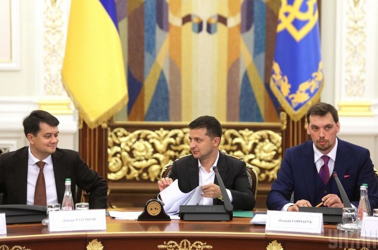 Председатель Верховной Рады Дмитрий Разумков, президент Украины Владимир Зеленский и премьер-министр Украины Алексей Гончарук Принуждение президента: почему Зеленского заставляют менять кадры