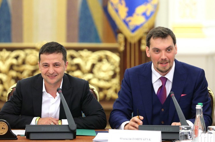 Президент Володимир Зеленський та прем`єр-міністр Олексій Гончарук Президент доручив Гончаруку розібратися із зарплатами топ-чиновників та з «Нафтогазом»