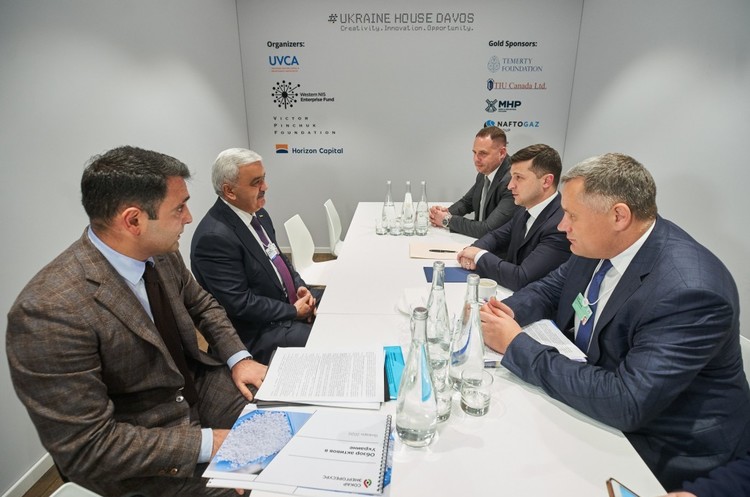 Президент Володимир Зеленський та президент компанії SOCAR Ровнаг Абдуллаєв та їхні помічники Зеленський обговорив з президентом SOCAR питання реалізації нових проектів