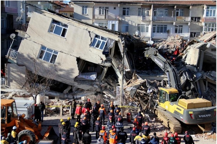 фото Ismail Coskun/Ihlas News Agency (IHA) Жертвами землетрусу в Туреччині стали 29 людей