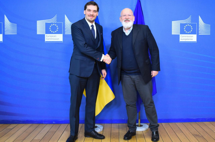 Прем'єр-міністр України Олексій Гончарук та виконавчий віце-президент Європейської Комісії з питань «Європейської зеленої угоди» Франс Тіммерманс Україна пропонує ЄС спільно працювати над втіленням «Європейської зеленої угоди» - Гончарук
