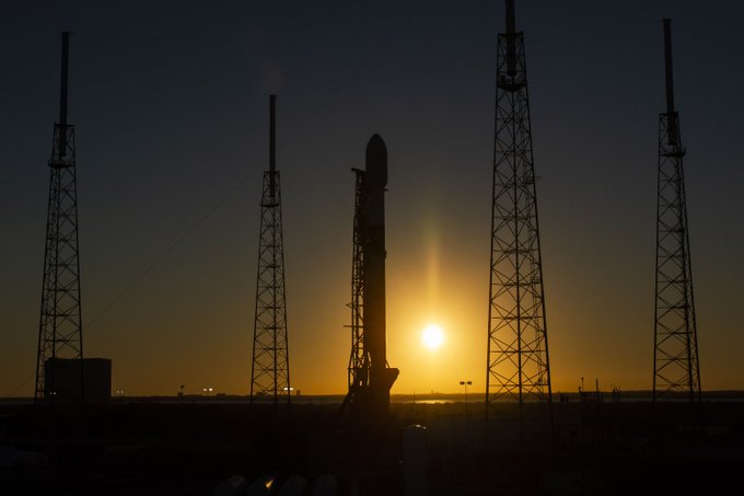 фото SpaceX Ілон Маск запустив на орбіту 60 нових супутників для безкоштовного інтернету