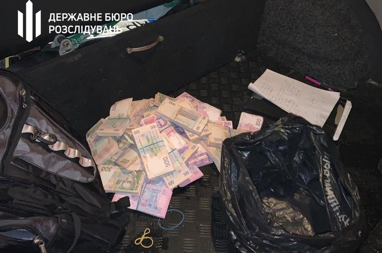 Спіймали «на гарячому»: посадовця Секретаріату Кабміну затримали за хабарі у 2,5 млн грн Спіймали «на гарячому»: посадовця Секретаріату Кабміну затримали за хабарі у 2,5 млн грн
