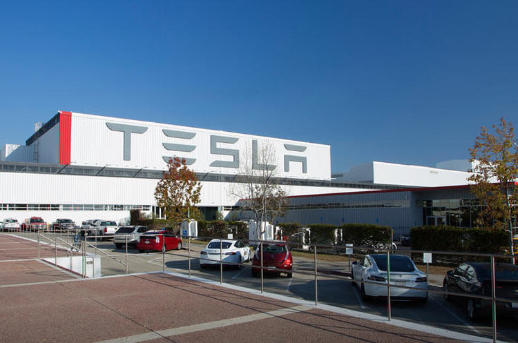 Захмарне зростання: акції Tesla стрімко дорожчають й уже перевищили позначку у $900 Захмарне зростання: акції Tesla стрімко дорожчають й уже перевищили позначку у $900