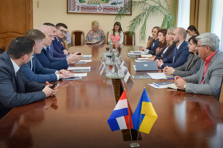 Підписання меморандуму між Black Swan Holding та обладміністрацією Кіровоградської області Black Swan Holding планує будівництво заводу з виробництва біоетанолу на Кіровоградщині