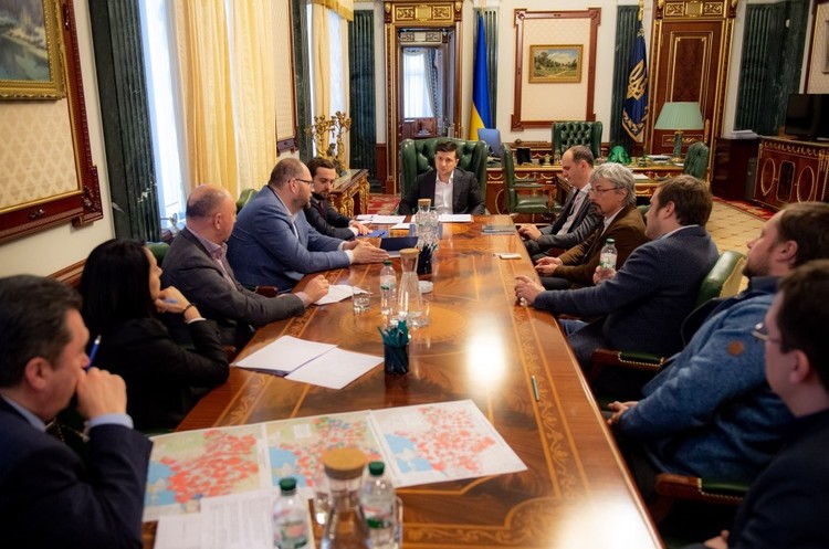 фото Офіційний сайт Президента України До 16 березня медіагрупи мають запустити незакодовані версії головних телеканалів