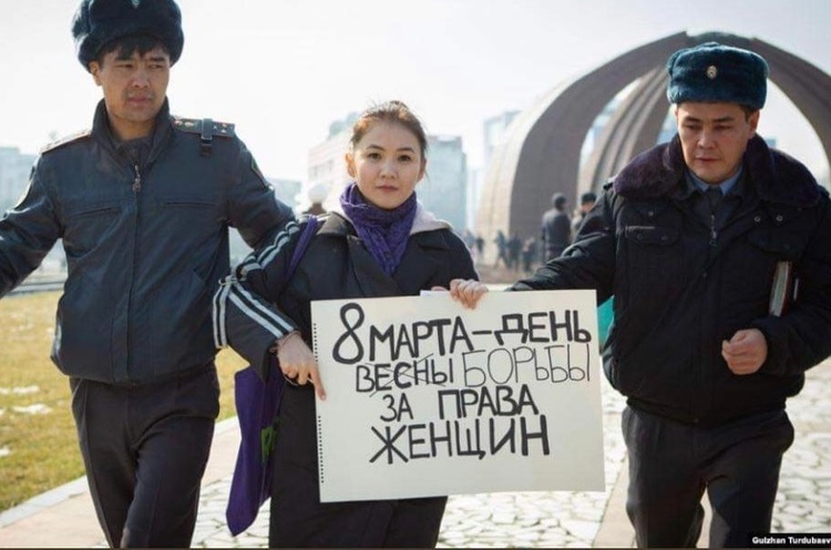 RFE\RL У Киргизстані невідомі скоїли напад на учасниць маршу за права жінок