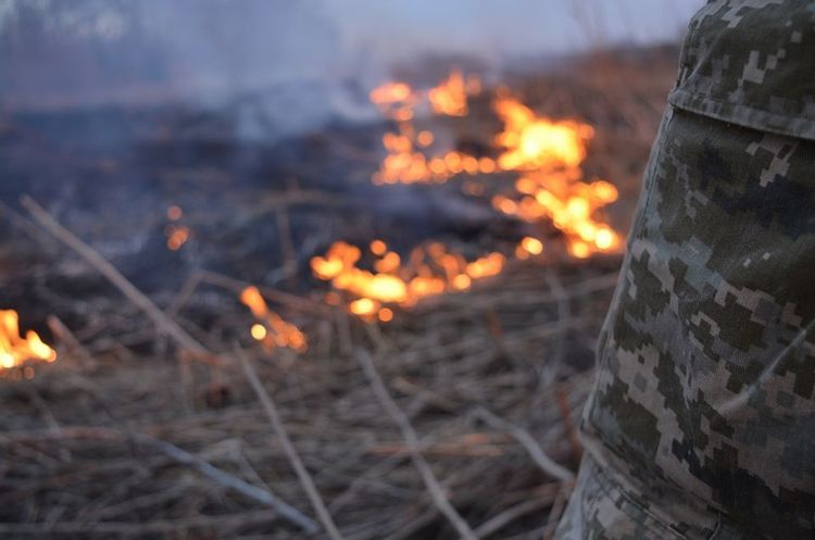 Facebook Операція об'єднаних сил / Joint Forces Operation Через обстріли бойовиків на Донбасі загорівся український опорний пункт