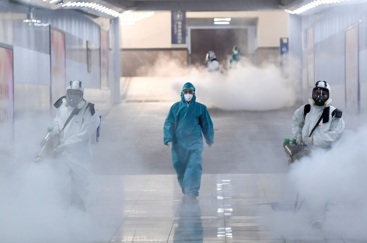 фото Reuters Китайські вчені розповіли, як поводиться коронавірус і на яку відстань поширюється