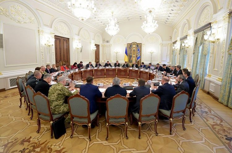 РНБО закриває кордон для іноземців та українців, які подорожують не власним транспортом РНБО закриває кордон для іноземців та українців, які подорожують не власним транспортом