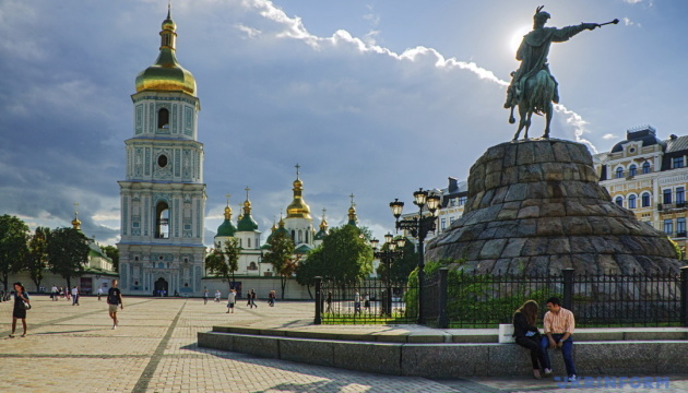 Київ закриває всі заклади торгівлі, крім продуктових, аптек та АЗС Київ закриває всі заклади торгівлі, крім продуктових, аптек та АЗС