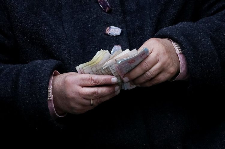 Мінсоц планує виплачувати додаткові 300 грн отримувачам субсидій — Лазебна