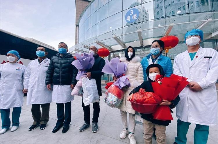 фото Сіньхуа В Ухань знову можна їздити: Китай оголосив про зняття карантину з міста