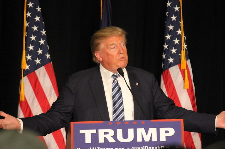 Дональд Трамп Трамп подовжив карантин та заявив, що очікує пік смертності в США через два тижні