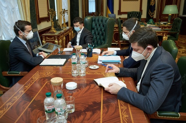 В ОП планують обмежити перебування людей на вулиці та ввести режим «усі в масках» В ОП планують обмежити перебування людей на вулиці та ввести режим «усі в масках»