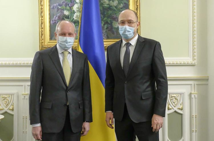 фото twitter.com/Denys_Shmyhal ЄС дасть Україні 80 млн євро на боротьбу з COVID-19, а Україна постачатиме в Європу спирт – Шмигаль
