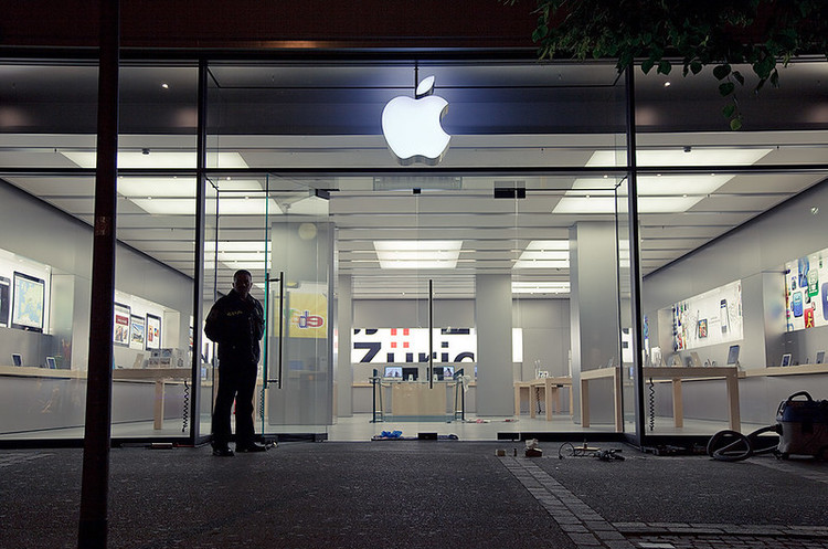 Apple не відкриватиме свої магазини у США до початку травня Apple не відкриватиме свої магазини у США до початку травня