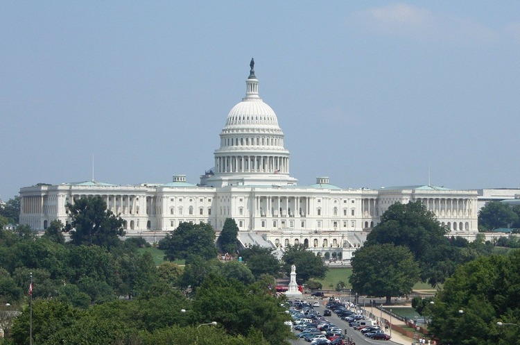 Сенатори із США пропонують пригрозити Саудівській Аравії, щоб та скоротила видобуток нафти Сенатори із США пропонують пригрозити Саудівській Аравії, щоб та скоротила видобуток нафти