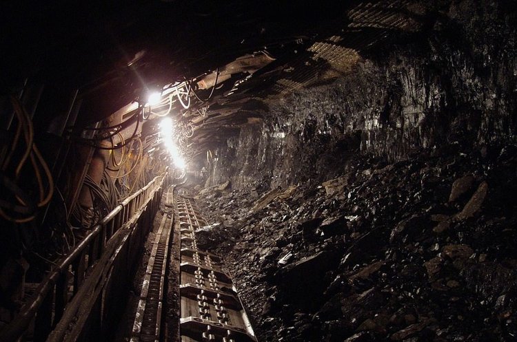 Кабмін увів заборонне мито в 65% на імпорт вугілля з Росії з 15 квітня Кабмін увів заборонне мито в 65% на імпорт вугілля з Росії з 15 квітня