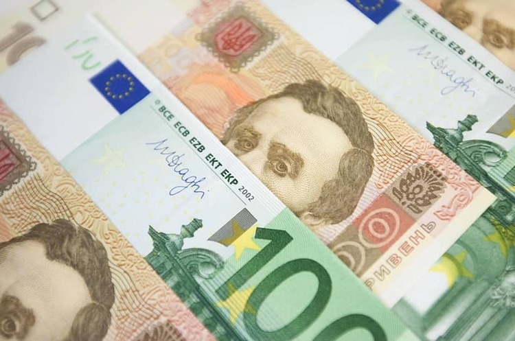 Найбільші українські банки поновили видачу готівкової валюти Найбільші українські банки поновили видачу готівкової валюти
