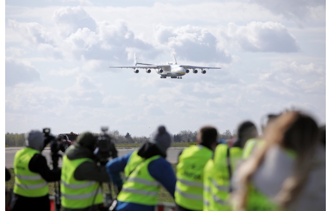 фото PAP/Leszek Szymański У Варшаву прилетів український Ан-225 «Мрія» - літак привіз медикаменти
