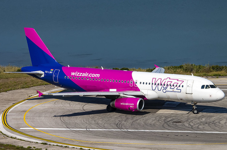 Wizz Air звільнить п'яту частину працівників, тим, хто залишиться – скоротить зарплати Wizz Air звільнить п'яту частину працівників, тим, хто залишиться – скоротить зарплати